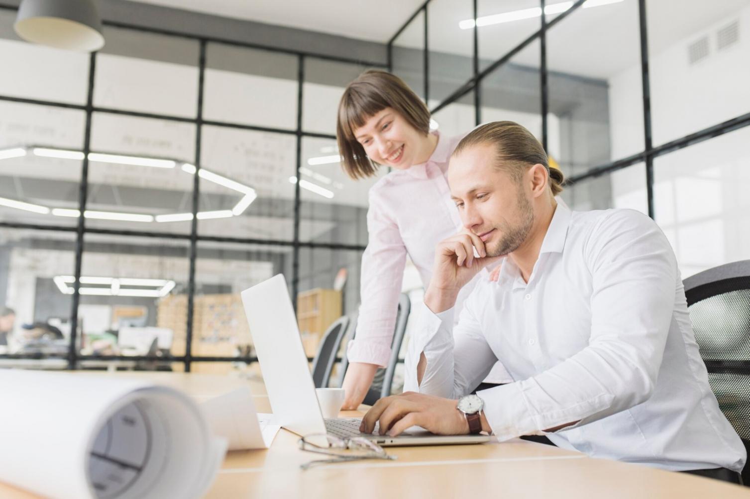 Session de formation en groupe avec exercices pratiques de gestion budgétaire